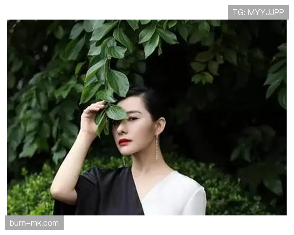 刚刷到刘璇家早晨照，窗台那束花把我工资秒成零