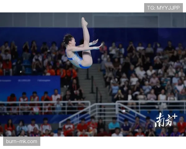 陈芋汐训练完偷偷吃炸鸡被拍，这自律人设差点碎成跳水池的水花
